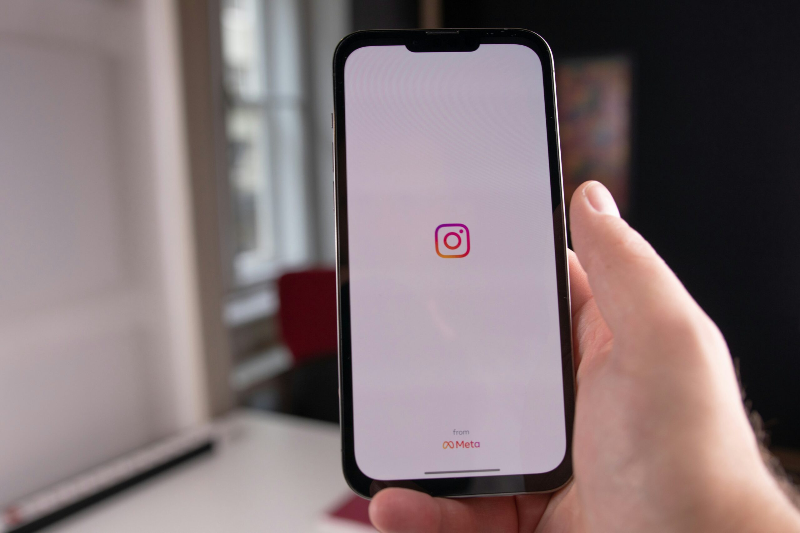 “Altijd verbonden, altijd geïnspireerd 📲✨”